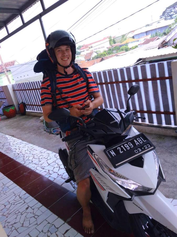 Griya Backpacker Pak Yon Panzió Malang Kültér fotó